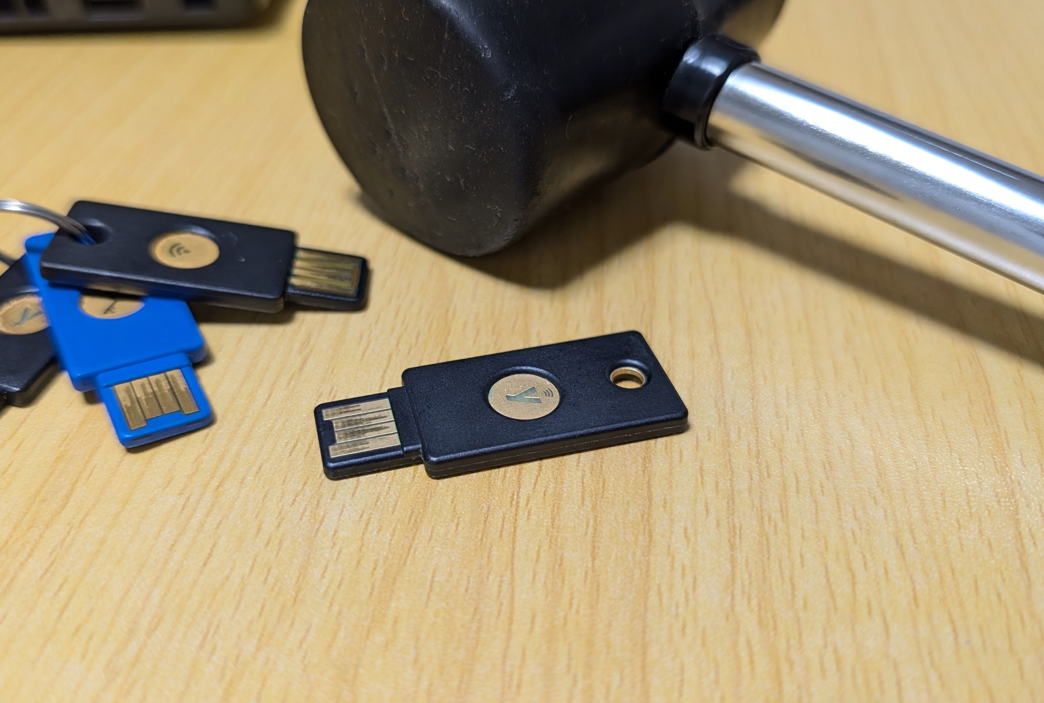 YubiKeyとトンカチ