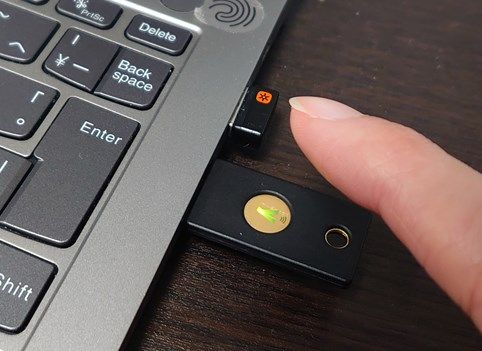 YubiKeyにタッチ
