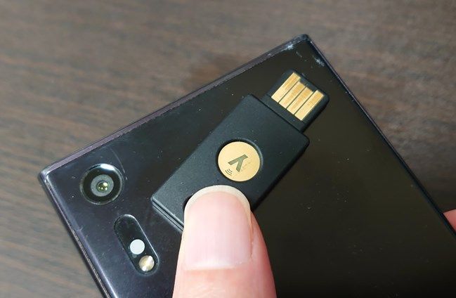 NFCにYubiKeyをかざす